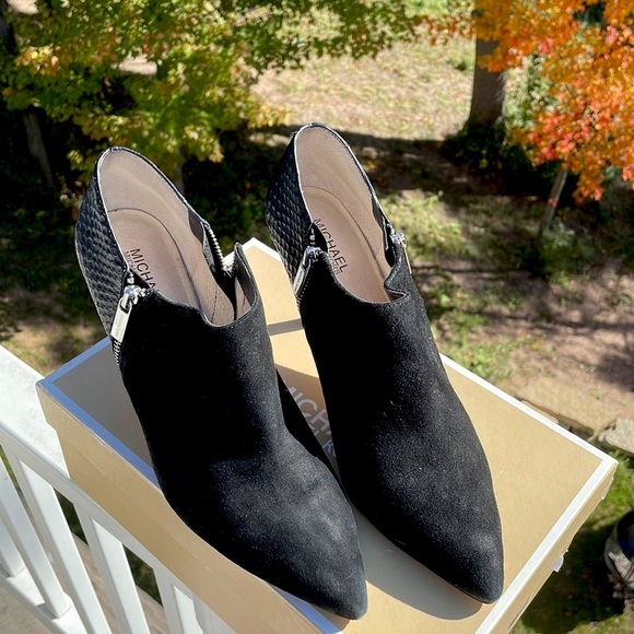 Michael Kors Clara Mid Bootie Suede Zip Heel EUC - Picture 3 of 13